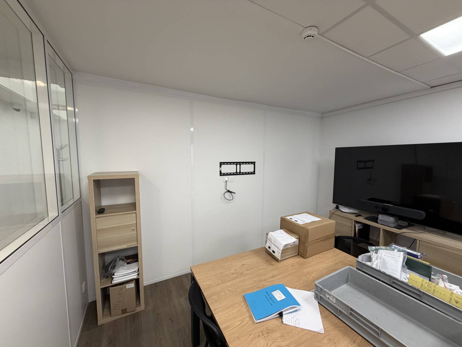 Création sur mesure d'une cloison vitrée sur allège pour des bureaux professionnels d'une bijouterie haut de gamme a Marseille