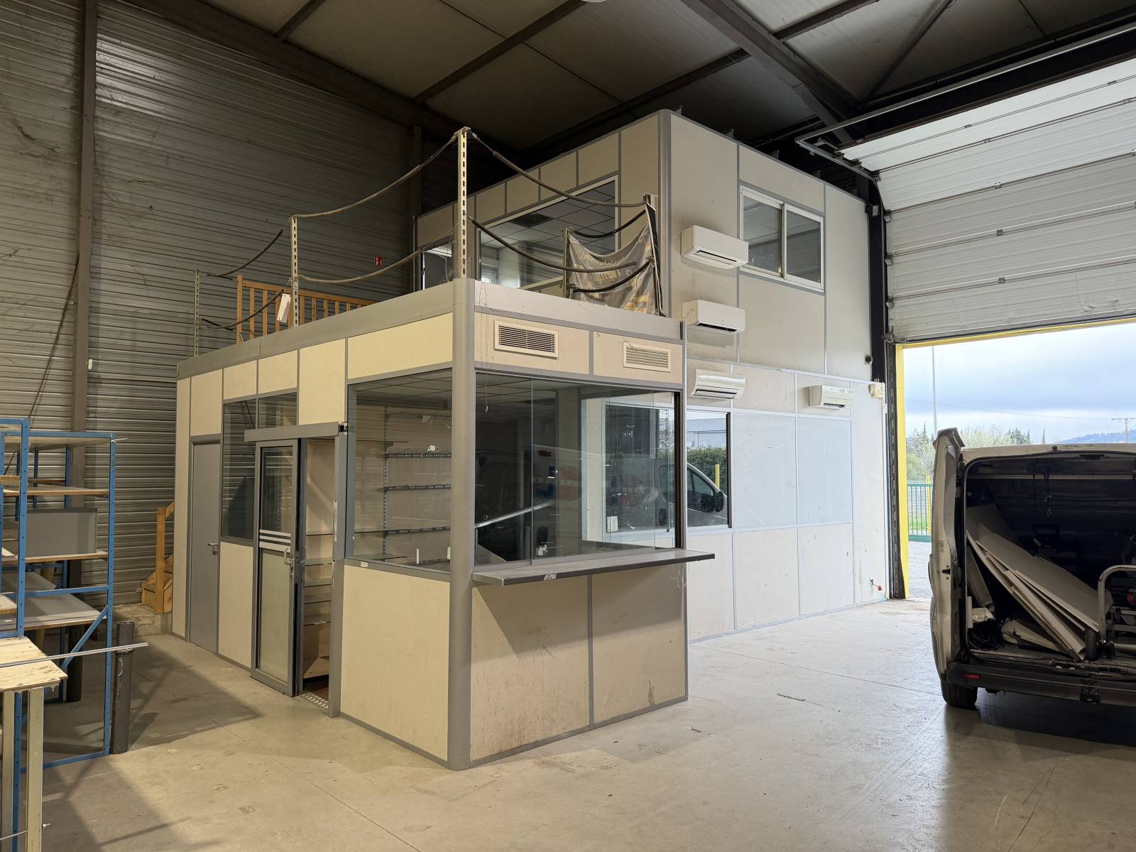 Optimisation d’entrepôt avec dépose de bureaux modulaires pour espace professionnel au Muy dans le Var