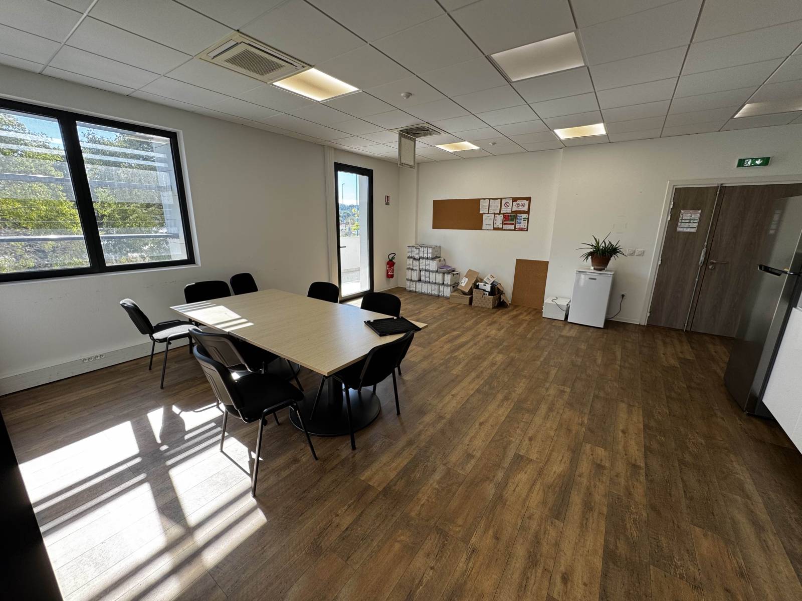 Installation professionnel d'un parquet couleur bois pour une salle de réunion dans les Bouches-du-Rhône