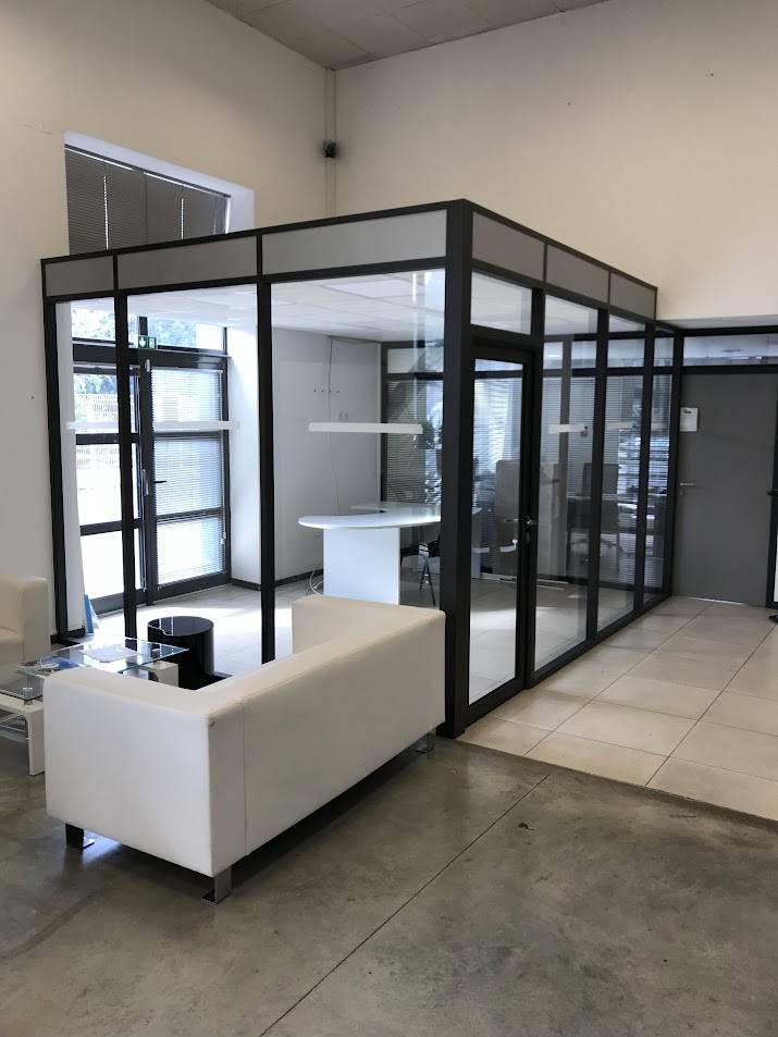 Étude et conseils pour la création de bureaux sur mesure avec faux plafonds acoustiques et cloisons amovibles à Toulon 83000 Var