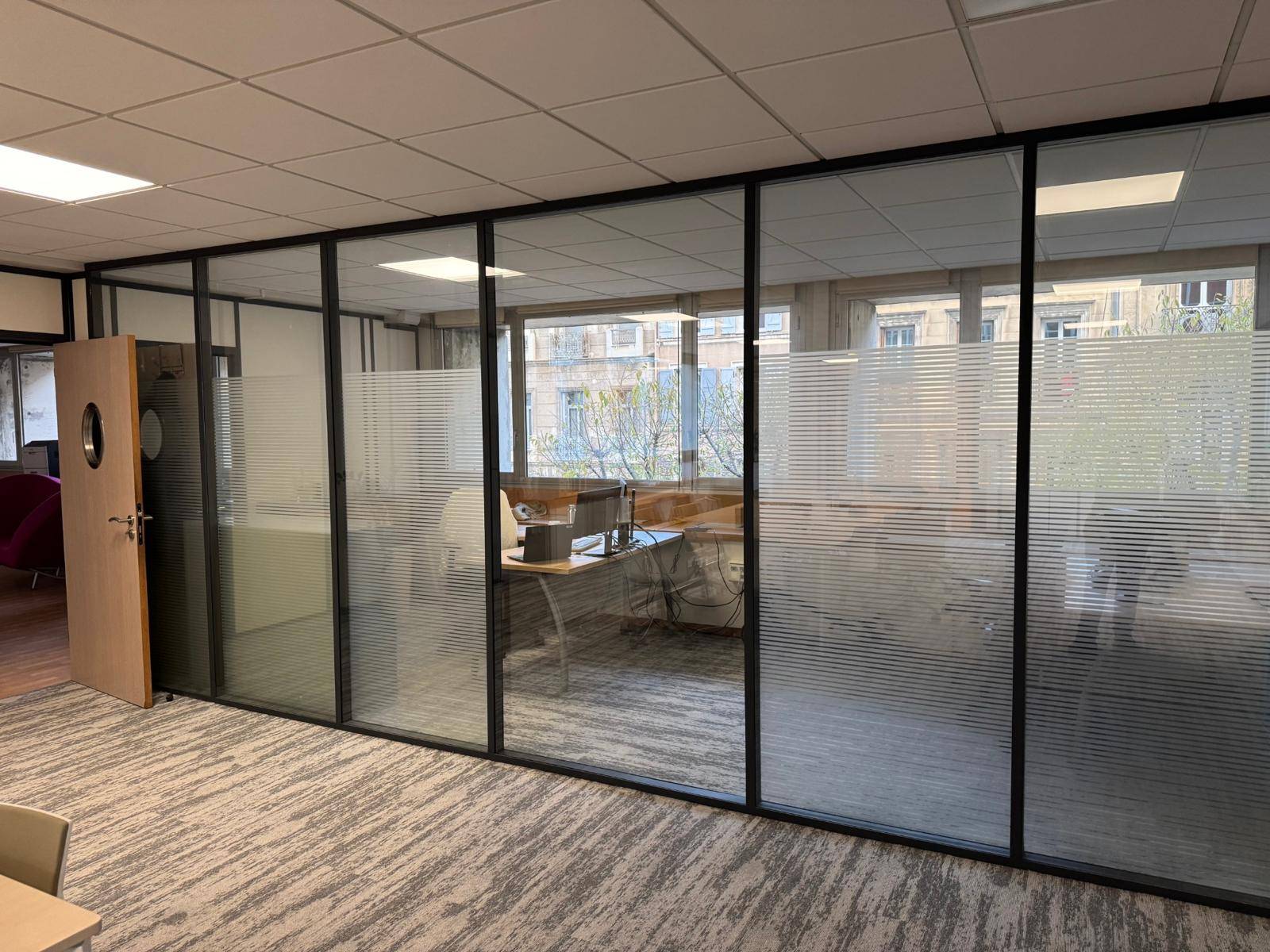 Création et cloisonnement d’open space à Aix en Provence (13100) : parois vitrées toute hauteur, aménagement collaboratif et structuration tertiaire