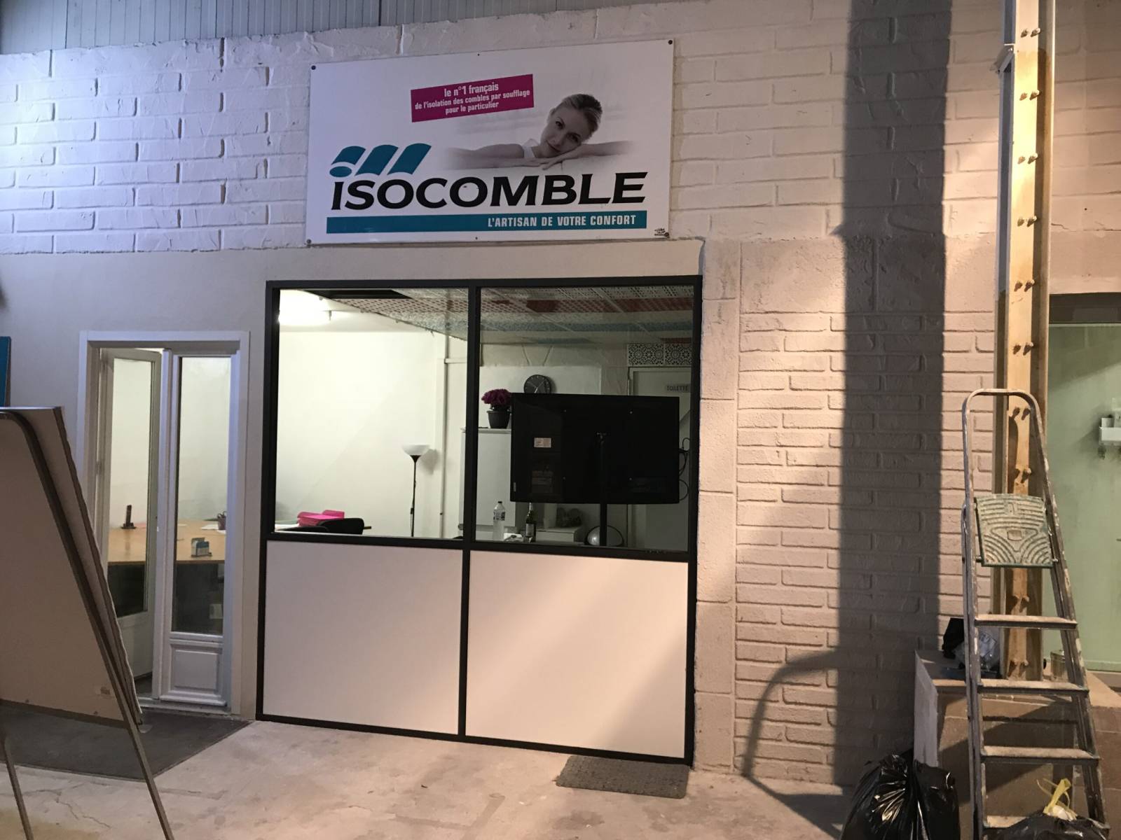Installation de cloisons et aménagement de bureaux pour la société Isocomble à Marseille 13008