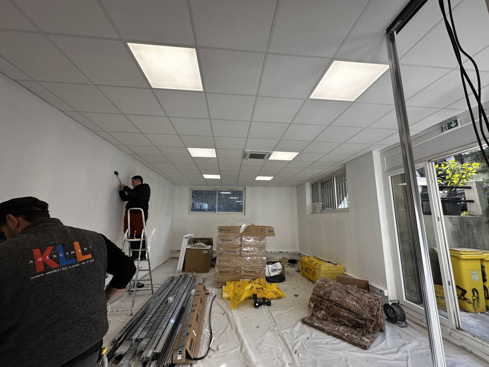 Rénovation rapide de faux-plafonds pour commerces et boutiques à Vitrolles.