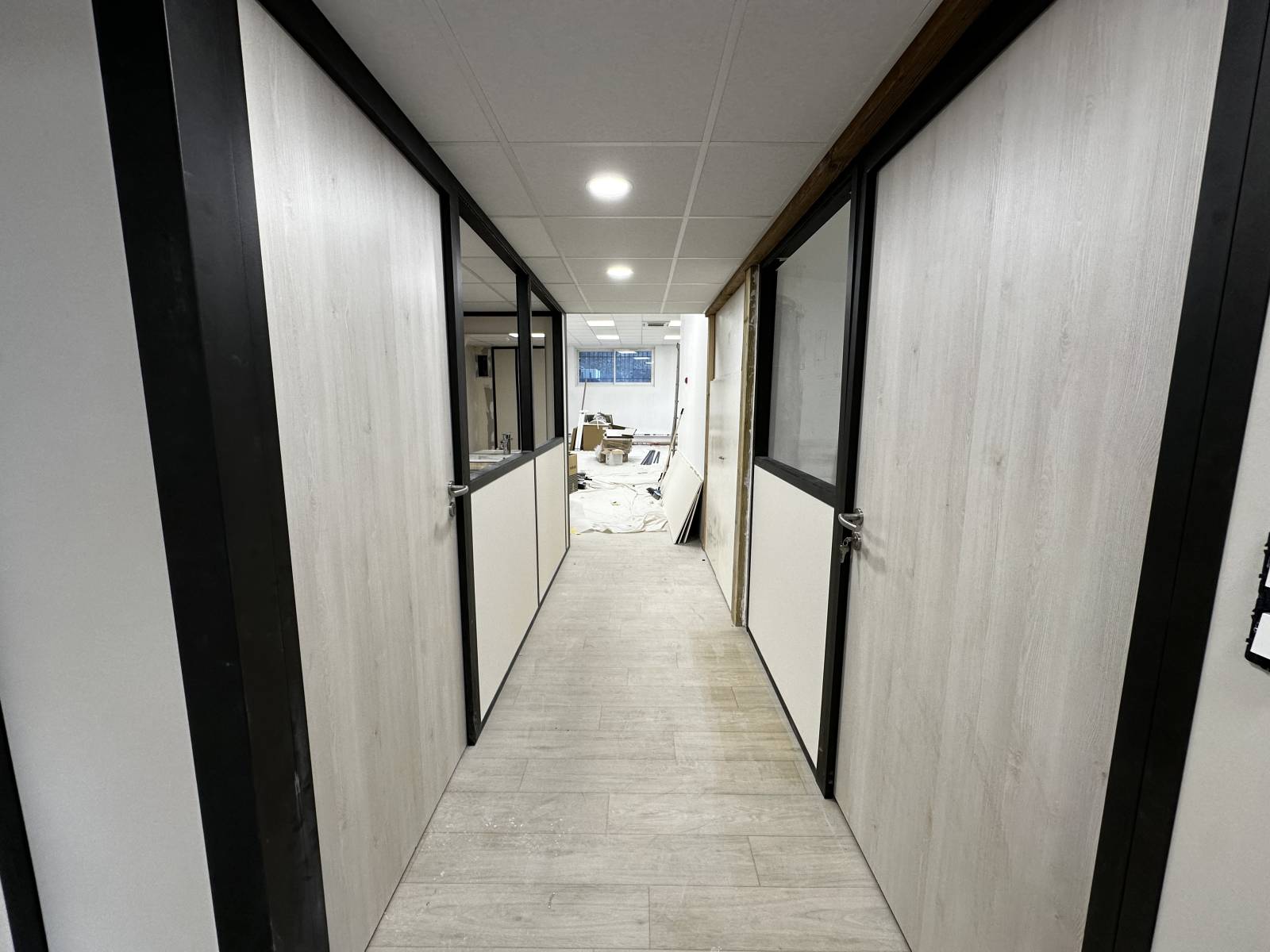 construction sur mesure de cloisons alimunium pour un cabinet de Kinésithérapie a Montolivet, Marseille