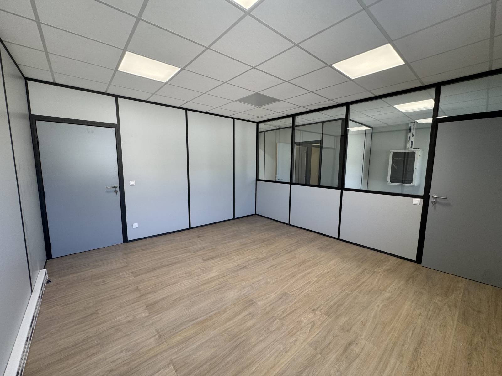 rénovation complète de bureaux professionnels , cloisons et faux plafond a vitrolles pour la société SCI LOOPING