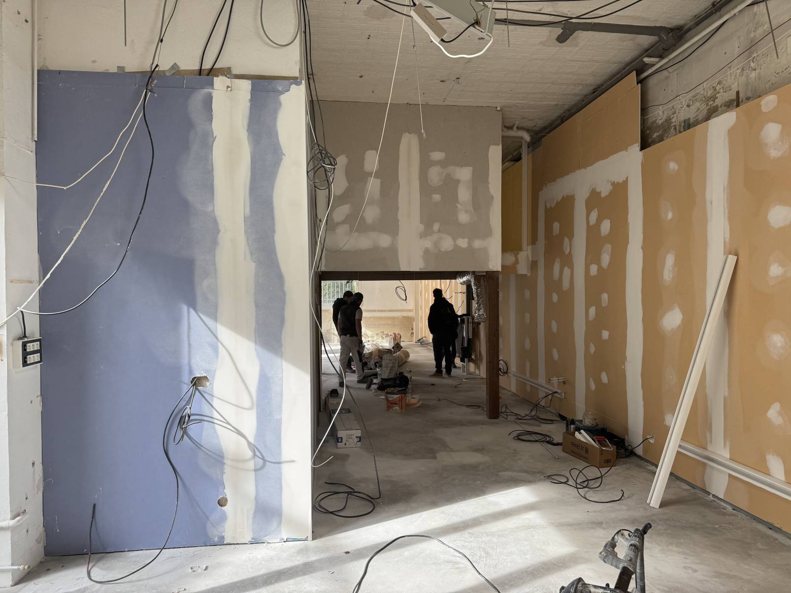 Transformation d’un local brut en cabinet médical moderne à Marseille 13