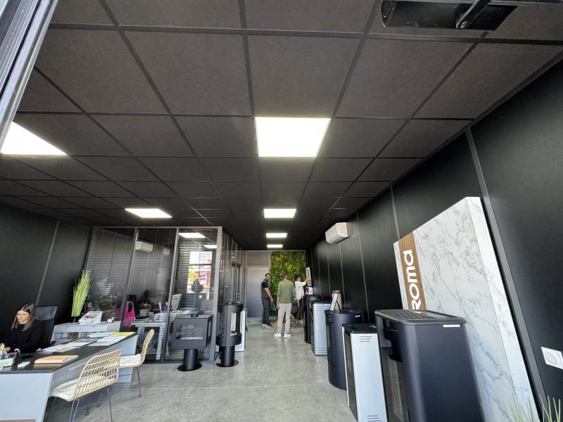 pose de cloisons amovibles vitrées laquées noir avec stores intégrés pour hangar professionnel à Pertuis