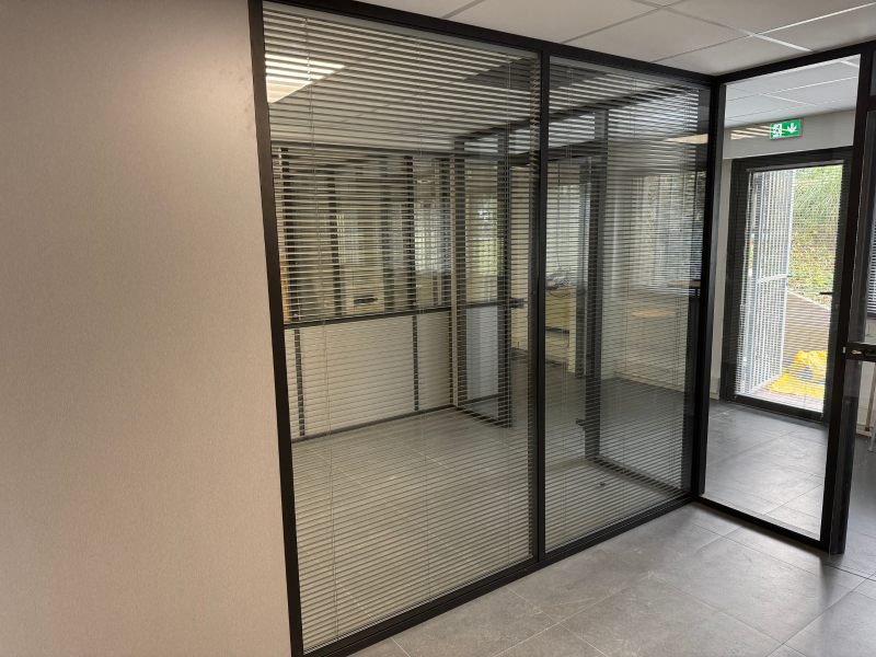 Conseil, création et pose de cloisons amovibles en aluminium laqué noir vitrées avec stores intégrés Marseille 13015