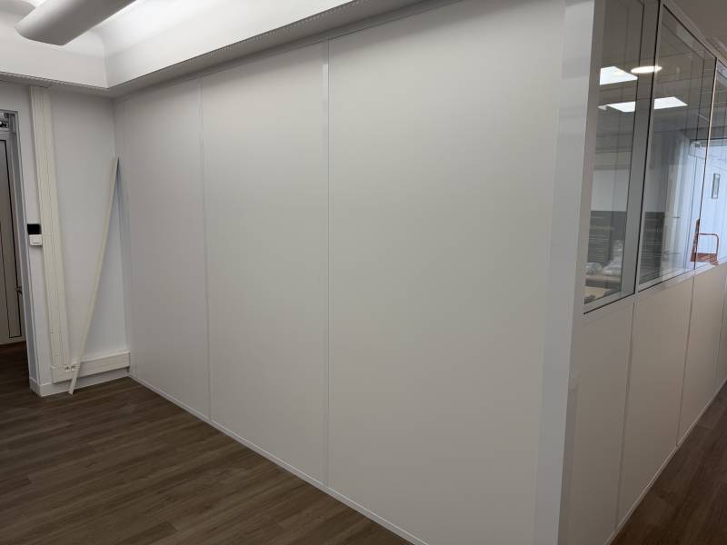 Création sur mesure d'une cloison vitrée sur allège pour des bureaux professionnels d'une bijouterie haut de gamme a Marseille