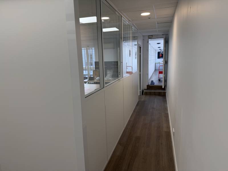 Création sur mesure d'une cloison vitrée sur allège pour des bureaux professionnels d'une bijouterie haut de gamme a Marseille