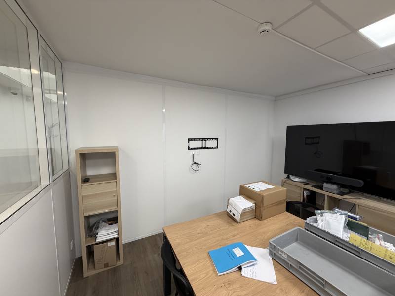 Création sur mesure d'une cloison vitrée sur allège pour des bureaux professionnels d'une bijouterie haut de gamme a Marseille