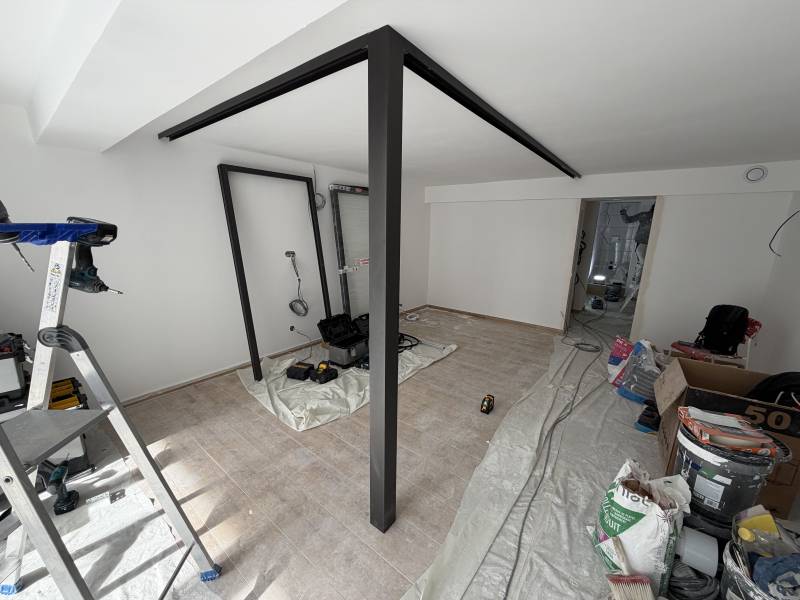 Création et installation d'une cabine vitrée tout hauteur en aluminium noir pour un centre auditif à Plan de cuques