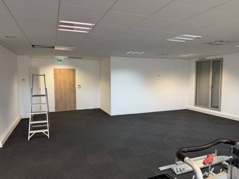 Conception sur mesure de bureaux professionels pour la société Cristal'id à Aix les milles 13290