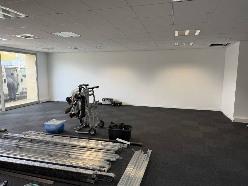 Conception sur mesure de bureaux professionels pour la société Cristal'id à Aix les milles 13290