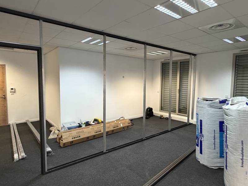 Conception sur mesure de bureaux professionels pour la société Cristal'id à Aix les milles 13290