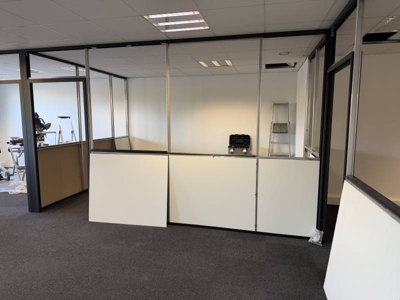 Conception sur mesure de bureaux professionels pour la société Cristal'id à Aix les milles 13290