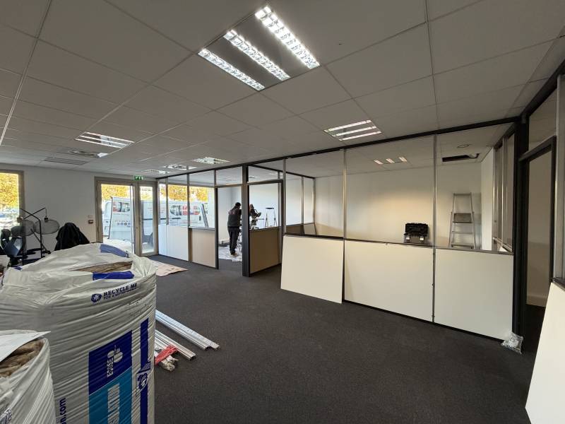 Conception sur mesure de bureaux professionels pour la société Cristal'id à Aix les milles 13290