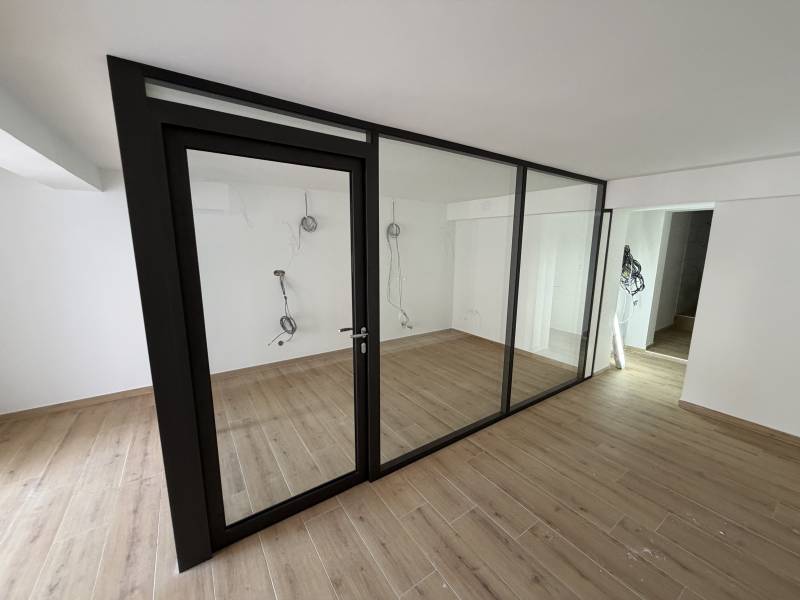 Création et installation d'une cabine vitrée tout hauteur en aluminium noir pour un centre auditif à Plan de cuques