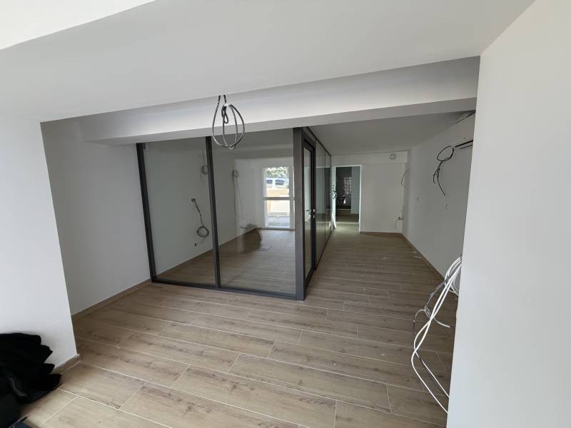 Création et installation d'une cabine vitrée tout hauteur en aluminium noir pour un centre auditif à Plan de cuques