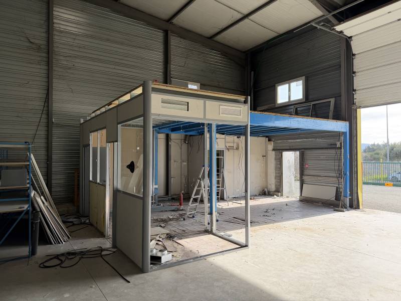Optimisation d’entrepôt avec dépose de bureaux modulaires pour espace professionnel au Muy dans le Var