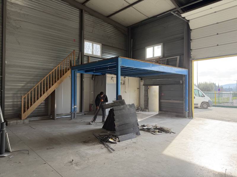 Optimisation d’entrepôt avec dépose de bureaux modulaires pour espace professionnel au Muy dans le Var