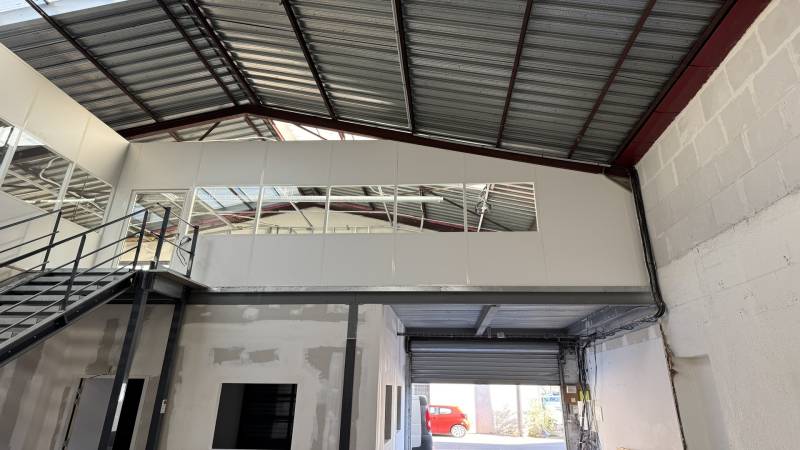 création et pose sur mesure d'une cloison garde corps sur mezzanine en aluminium blanc vitrée aux Arnavaux Marseille 13014