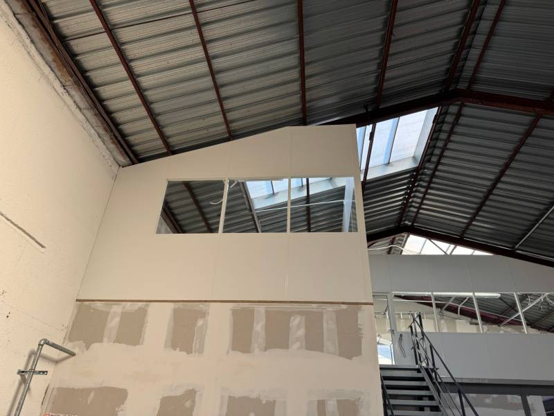 création et pose sur mesure d'une cloison garde corps sur mezzanine en aluminium blanc vitrée aux Arnavaux Marseille 13014