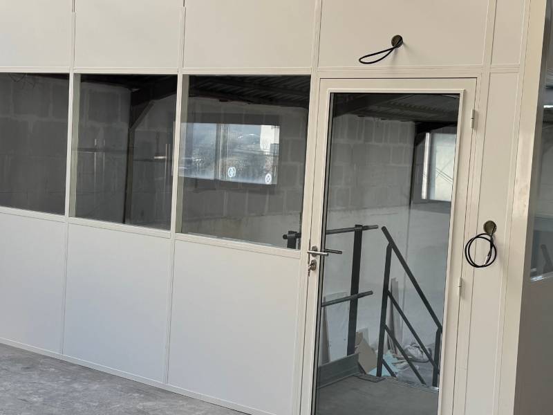 création et pose sur mesure d'une cloison garde corps sur mezzanine en aluminium blanc vitrée aux Arnavaux Marseille 13014