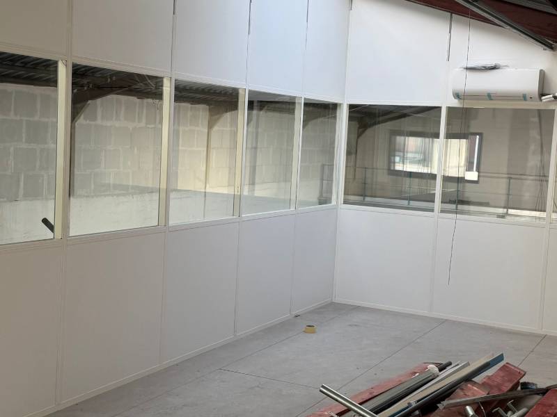 création et pose sur mesure d'une cloison garde corps sur mezzanine en aluminium blanc vitrée aux Arnavaux Marseille 13014
