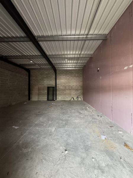 Conseils et création d'un showroom et de bureaux dans un hangar pour la société inter stoves84 a pertuis 84120