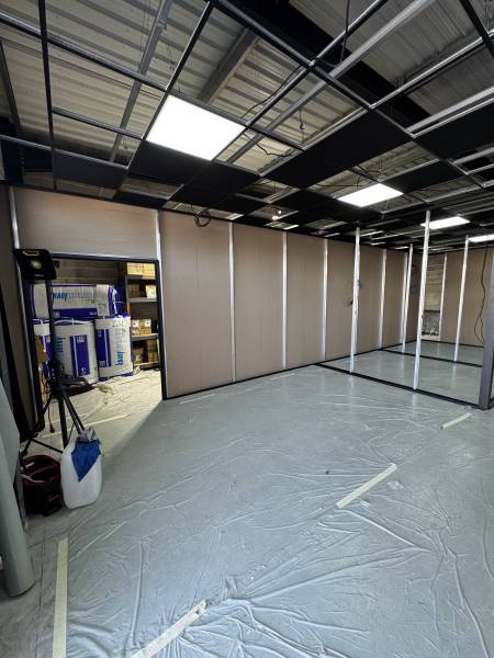 Installation de faux plafond avec panneaux led integré pour la société Inter Stoves84 a Pertuis 84120