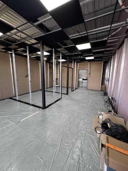 Conseils et création d'un showroom et de bureaux dans un hangar pour la société inter stoves84 a pertuis 84120