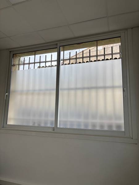 Vitrophanie sur mesure et intimité : Aménagement d'un cabinet de kinésithérapie à Montolivet (Marseille 12ème)
