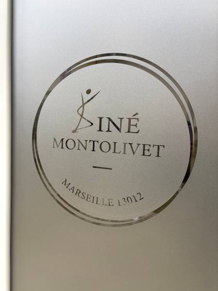 Vitrophanie sur mesure et intimité : Aménagement d'un cabinet de kinésithérapie à Montolivet (Marseille 12ème)