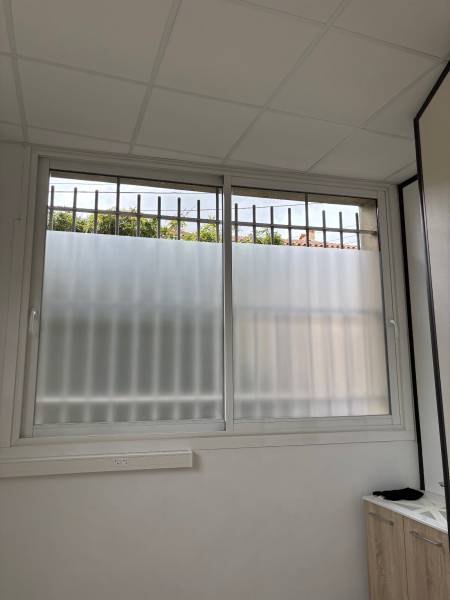 Vitrophanie sur mesure et intimité : Aménagement d'un cabinet de kinésithérapie à Montolivet (Marseille 12ème)