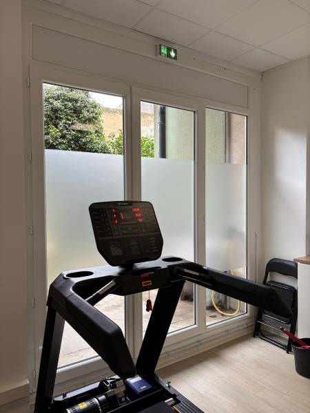 Vitrophanie sur mesure et intimité : Aménagement d'un cabinet de kinésithérapie à Montolivet (Marseille 12ème)