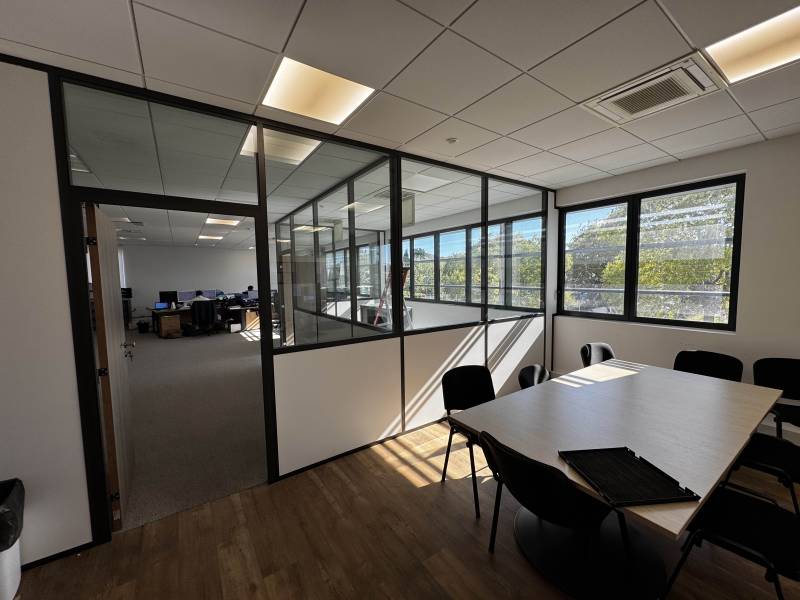 Installation professionnel d'un parquet couleur bois pour une salle de réunion dans les Bouches-du-Rhône