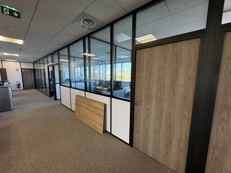 Pose d'un revêtement de sol type moquette pour des bureaux professionnels à Vitrolles 13127