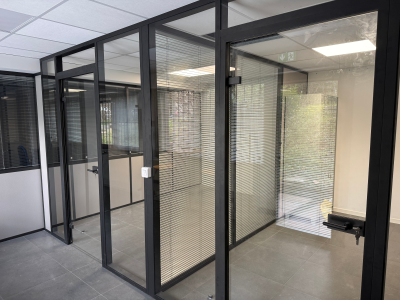Conseil, création et pose de cloisons amovibles en aluminium laqué noir vitrées avec stores intégrés Marseille 13015