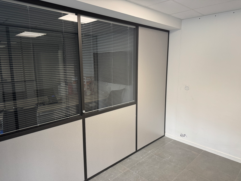 Conseil, création et pose de cloisons amovibles en aluminium laqué noir vitrées avec stores intégrés Marseille 13015