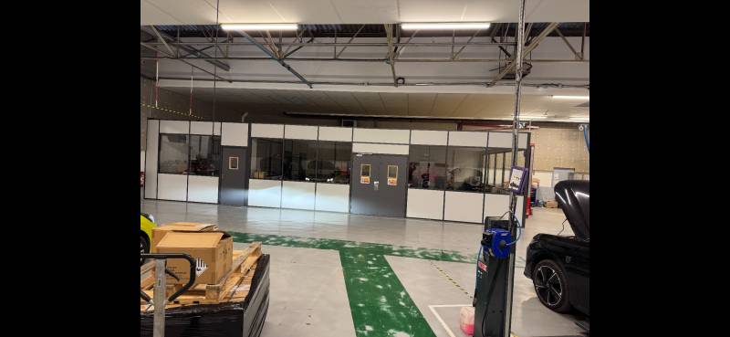 Création d'une cloison type cabine  sur mesure en aluminium dans un atelier automobile située a Marseille 13000