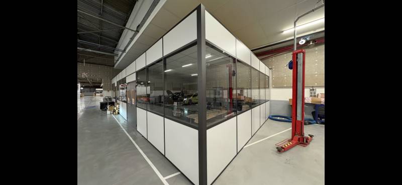 Création d'une cloison type cabine  sur mesure en aluminium dans un atelier automobile située a Marseille 13000