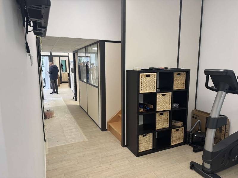 construction sur mesure de cloisons alimunium pour un cabinet de Kinésithérapie a Montolivet, Marseille