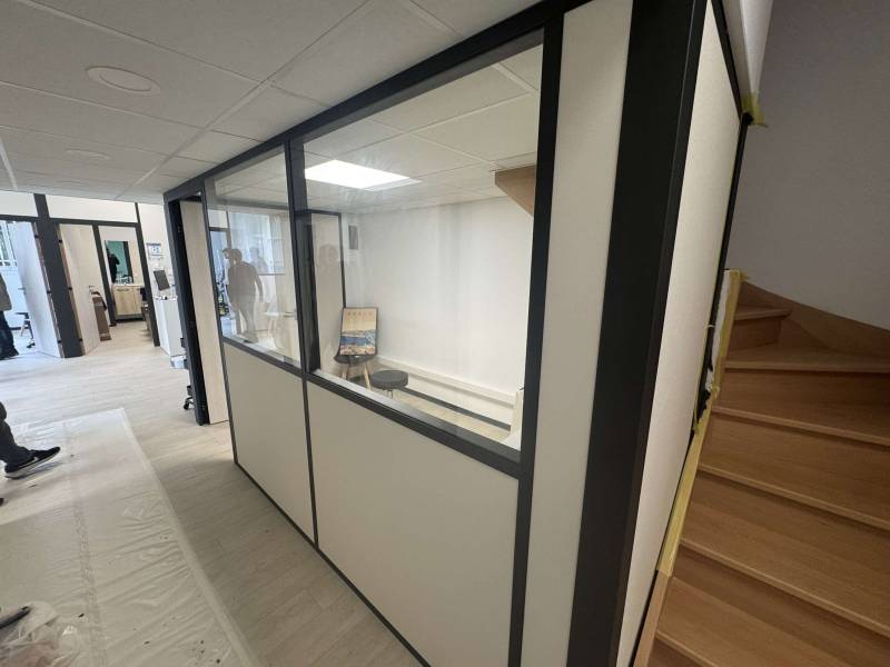 construction sur mesure de cloisons alimunium pour un cabinet de Kinésithérapie a Montolivet, Marseille