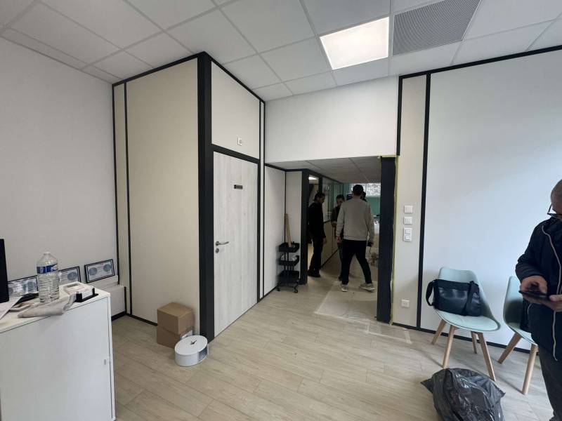 construction sur mesure de cloisons alimunium pour un cabinet de Kinésithérapie a Montolivet, Marseille