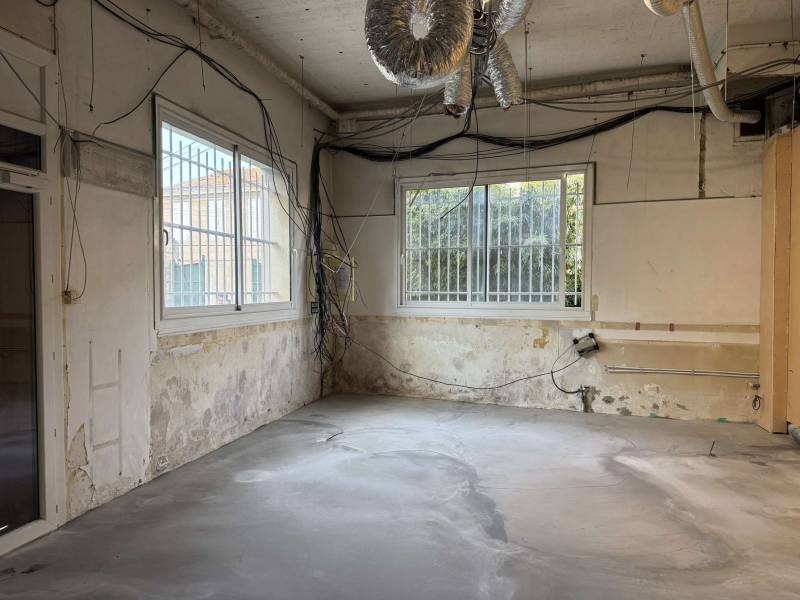 construction sur mesure de cloisons alimunium pour un cabinet de Kinésithérapie a Montolivet, Marseille