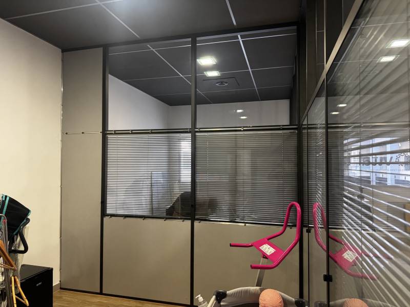 Avant / Après : dépose d’une cloison vitrée pour un espace professionel plus ouvert à Marseille