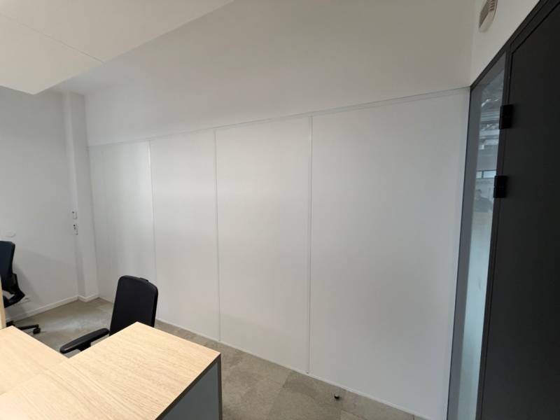 Pose de cloison toute hauteur double vitrage avec motif vitrophanie la Poste village a Marseille