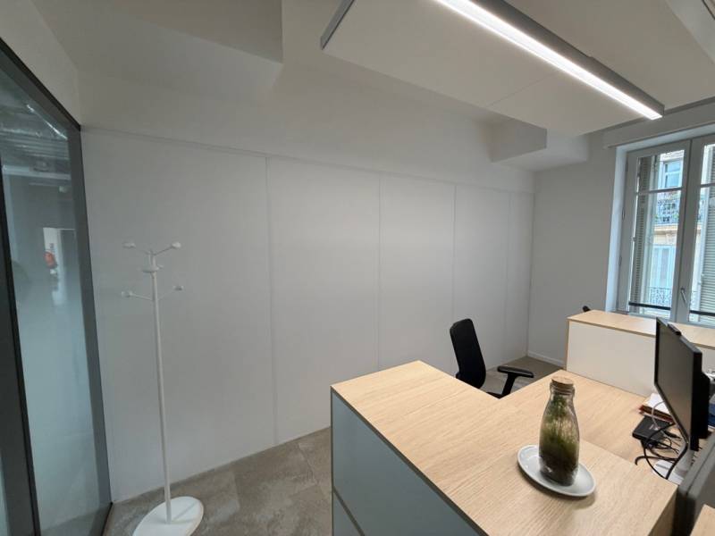 Pose de cloison toute hauteur double vitrage avec motif vitrophanie la Poste village a Marseille