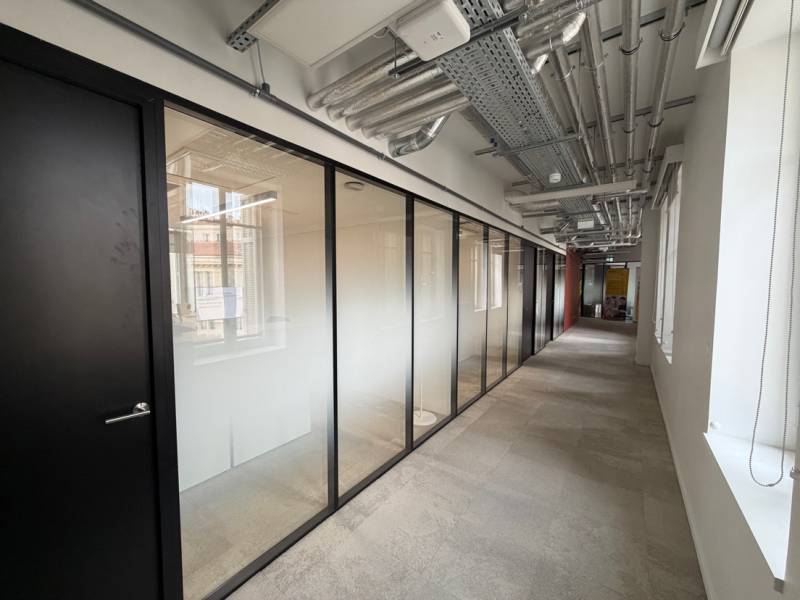 Pose de cloison toute hauteur double vitrage avec motif vitrophanie la Poste village a Marseille